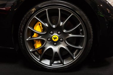 Prag, Çek Cumhuriyeti-13 Nisan 2019: Ferrari Wheel in Autoshow PVA Expo Praha Letnany 2019.