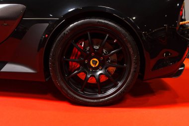 Prag, Çek Cumhuriyeti-13 Nisan 2019: Ferrari Wheel in Autoshow PVA Expo Praha Letnany 2019.
