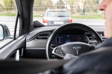 Prag, Çek Cumhuriyeti-13 Nisan 2019: adam Drives Tesla 'da Autoshow PVA Expo Praha Letnany 2019.