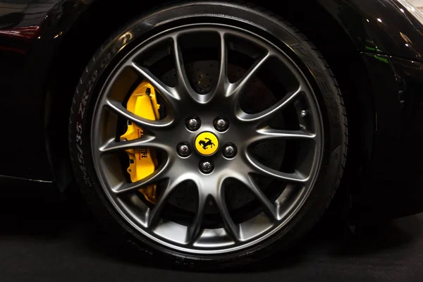 Praga, Repubblica Ceca - 13 aprile 2019: Ferrari Wheel all'Autoshow PVA EXPO Praha Letnany 2019 . — Foto Stock