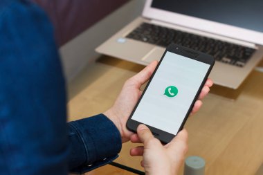 San Francisco, Abd - 22 Nisan 2019: Whatsapp uygulamasını kullanarak akıllı telefonu tutan kadın ellerine yakın. Açıklayıcı bir editoryal resim.