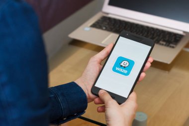 San Francisco, Abd - 22 Nisan 2019: Waze Gps Traffic Navigation uygulamasını kullanarak akıllı telefonu tutan kadın ellerine yakın. Açıklayıcı bir editoryal resim.
