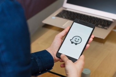 San Francisco, Abd - 22 Nisan 2019: Waze Gps Traffic Navigation uygulamasını kullanarak akıllı telefonu tutan kadın ellerine yakın. Açıklayıcı bir editoryal resim.