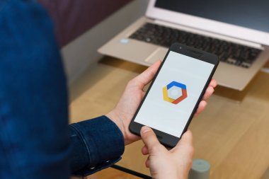San Francisco, Abd - 22 Nisan 2019: Google Cloud Console Platform, San Francisco, California, ABD'yi kullanarak akıllı telefonu tutan kadın ellerine yakın. Açıklayıcı bir editoryal resim.