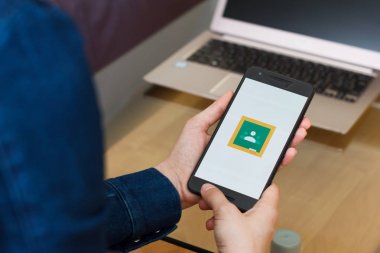 San Francisco, Abd - 22 Nisan 2019: Google Classroom uygulamasını kullanarak akıllı telefonu tutan kadın ellerine yakın. Açıklayıcı bir editoryal resim