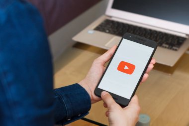 San Francisco, Abd - 22 Nisan 2019: Youtube uygulamasını kullanarak akıllı telefonu tutan kadın ellerine yakın. Açıklayıcı bir editoryal resim