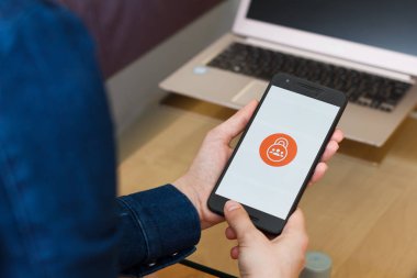 San Francisco, Abd - 22 Nisan 2019: Google Trusted Contacts uygulamasını kullanarak akıllı telefonu tutan kadın ellerine yakın. Açıklayıcı bir editoryal resim