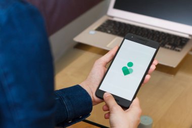 San Francisco, Abd - 22 Nisan 2019: Google Digital Wellbeing uygulamasını kullanarak akıllı telefonu tutan kadın ellerine yakın. Açıklayıcı bir editoryal resim
