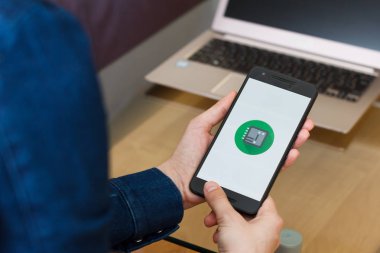San Francisco, Abd - 22 Nisan 2019: Google Android Things Toolkit uygulamasını kullanarak akıllı telefonu tutan kadın ellerine yakın. Açıklayıcı bir editoryal resim