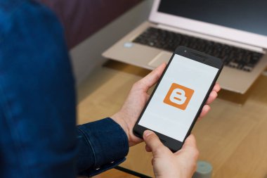 San Francisco, Abd - 22 Nisan 2019: Google Blogger uygulamasını kullanarak akıllı telefonu tutan kadın ellerine yakın. Açıklayıcı bir editoryal resim