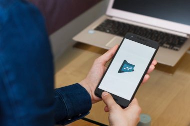 San Francisco, Abd - 22 Nisan 2019: Google Play Books uygulamasını kullanarak akıllı telefonu tutan kadın ellerine yakın. Açıklayıcı bir editoryal resim