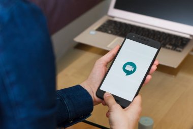 San Francisco, Abd - 22 Nisan 2019: Hangouts Meet uygulamasını kullanarak akıllı telefonu tutan kadın ellerine yakın. Açıklayıcı bir editoryal resim