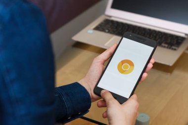 San Francisco, Abd - 22 Nisan 2019: Chrome Kanarya uygulamasını kullanarak akıllı telefonu tutan kadın ellerine yakın. Açıklayıcı bir editoryal resim