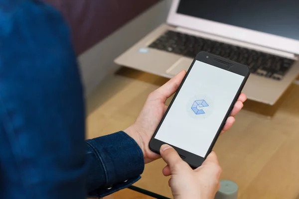 San francisco, us - 22. April 2019: close up to female hands holding smartphone using google arcore elements application, san francisco, california, usa. ein anschauliches redaktionelles Bild — Stockfoto