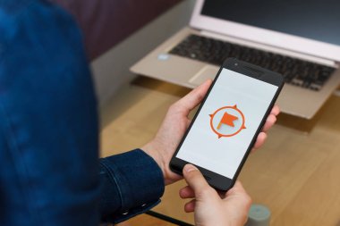 San Francisco, Abd - 22 Nisan 2019: Expeditions uygulamasını kullanarak akıllı telefonu tutan kadın ellerine yakın. Açıklayıcı bir editoryal resim