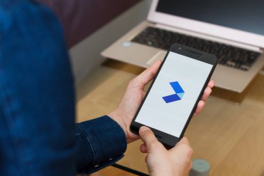 San Francisco, Abd - 22 Nisan 2019: Google Measure - Quick Everyday Measurements uygulamasını kullanarak akıllı telefonu tutan kadın ellerine yakın. Açıklayıcı bir başyazı