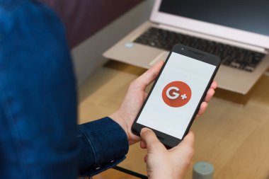 San Francisco, Abd - 22 Nisan 2019: G Suite uygulaması için Google plus kullanarak akıllı telefonu tutan kadın ellerine yakın. Açıklayıcı bir editoryal resim