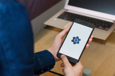 San Francisco, Abd - 22 Nisan 2019: Android System Webview uygulamasını kullanarak akıllı telefonu tutan kadın ellerine yakın. Açıklayıcı bir editoryal resim