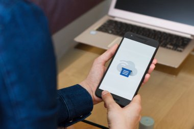 San Francisco, Abd - 22 Nisan 2019: Google Cloud Print uygulamasını kullanarak akıllı telefonu tutan kadın ellerine yakın. Açıklayıcı bir editoryal resim