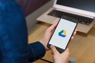 San Francisco, Abd - 22 Nisan 2019: Google Drive uygulamasını kullanarak akıllı telefonu tutan kadın ellerine yakın. Açıklayıcı bir editoryal resim