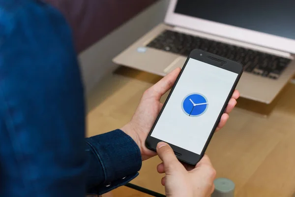 San francisco, us - 22. april 2019: close up to female hands holding smartphone using google clock application, san francisco, california, usa. ein anschauliches redaktionelles Bild — Stockfoto