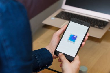 San Francisco, Abd - 22 Nisan 2019: Google Fotoğraflar uygulaması, San Francisco, California, ABD tarafından Photoscan tarayıcısını kullanarak akıllı telefonu tutan kadın ellerine yakın. Açıklayıcı bir editoryal resim