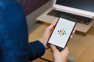 San Francisco, Abd - 22 Nisan 2019: Google Podcasts uygulamasını kullanarak akıllı telefonu tutan kadın ellerine yakın. Açıklayıcı bir editoryal resim