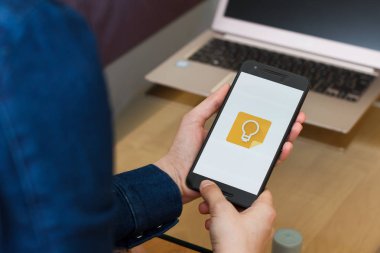 San Francisco, Abd - 22 Nisan 2019: Google Keep uygulamasını kullanarak akıllı telefonu tutan kadın ellerine yakın. Açıklayıcı bir editoryal resim