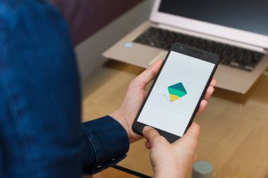 San Francisco, Abd - 22 Nisan 2019: Google Family Link uygulamasını kullanarak akıllı telefonu tutan kadın ellerine yakın. Açıklayıcı bir editoryal resim