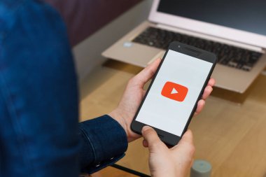San Francisco, Abd - 22 Nisan 2019: Youtube uygulamasını kullanarak akıllı telefonu tutan kadın ellerine yakın. Açıklayıcı bir editoryal resim