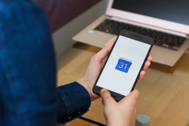 San Francisco, Abd - 22 Nisan 2019: Google Takvim uygulamasını kullanarak akıllı telefonu tutan kadın ellerine yakın. Açıklayıcı bir editoryal resim