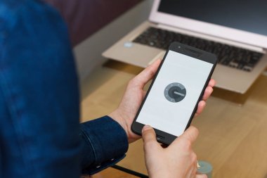 San Francisco, Abd - 22 Nisan 2019: Google Authenticator uygulamasını kullanarak akıllı telefonu tutan kadın ellerine yakın. Açıklayıcı bir editoryal resim