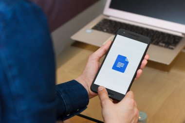 San Francisco, Abd - 22 Nisan 2019: Google Dokümanlar uygulamasını kullanarak akıllı telefonu tutan kadın ellerine yakın. Açıklayıcı bir editoryal resim