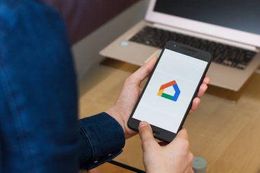 San Francisco, Abd - 22 Nisan 2019: Google Home uygulamasını kullanarak akıllı telefonu tutan kadın ellerine yakın. Açıklayıcı bir editoryal resim