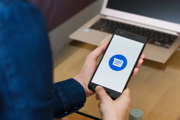 San Francisco, Abd - 22 Nisan 2019: Google Messages uygulamasını kullanarak akıllı telefonu tutan kadın ellerine yakın. Açıklayıcı bir editoryal resim