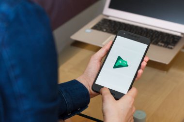 San Francisco, Abd - 22 Nisan 2019: Google Play Games uygulamasını kullanarak akıllı telefonu tutan kadın ellerine yakın. Açıklayıcı bir editoryal resim