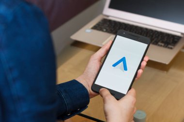 San Francisco, Abd - 22 Nisan 2019: Android Auto uygulamasını kullanarak akıllı telefonu tutan kadın ellerine yakın. Açıklayıcı bir editoryal resim