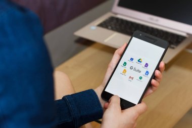 San Francisco, Abd - 22 Nisan 2019: G Suite Application, San Francisco, California, ABD'yi kullanarak akıllı telefonu tutan kadın ellerine yakın. Açıklayıcı bir editoryal resim