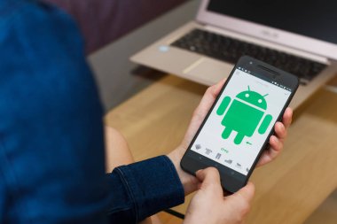 San Francisco, Abd - 22 Nisan 2019: Google Androidify uygulamasını kullanarak akıllı telefonu tutan kadın ellerine yakın. Açıklayıcı bir editoryal resim
