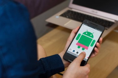San Francisco, Abd - 22 Nisan 2019: Google Androidify uygulamasını kullanarak akıllı telefonu tutan kadın ellerine yakın. Açıklayıcı bir editoryal resim