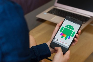 San Francisco, Abd - 22 Nisan 2019: Google Androidify uygulamasını kullanarak akıllı telefonu tutan kadın ellerine yakın. Açıklayıcı bir editoryal resim