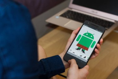 San Francisco, Abd - 22 Nisan 2019: Google Androidify uygulamasını kullanarak akıllı telefonu tutan kadın ellerine yakın. Açıklayıcı bir editoryal resim