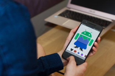 San Francisco, Abd - 22 Nisan 2019: Google Androidify uygulamasını kullanarak akıllı telefonu tutan kadın ellerine yakın. Açıklayıcı bir editoryal resim