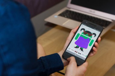 San Francisco, Abd - 22 Nisan 2019: Google Androidify uygulamasını kullanarak akıllı telefonu tutan kadın ellerine yakın. Açıklayıcı bir editoryal resim