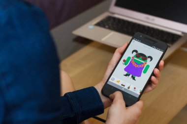 San Francisco, Abd - 22 Nisan 2019: Google Androidify uygulamasını kullanarak akıllı telefonu tutan kadın ellerine yakın. Açıklayıcı bir editoryal resim