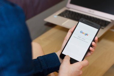 San Francisco, Abd - 22 Nisan 2019: Google Arama, San Francisco, Kaliforniya, ABD'yi kullanarak akıllı telefonu tutan kadın ellerine yakın. Açıklayıcı bir editoryal resim