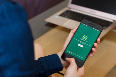 San Francisco, Abd - 22 Nisan 2019: Google Classroom uygulamasını kullanarak akıllı telefonu tutan kadın ellerine yakın. Açıklayıcı bir editoryal resim