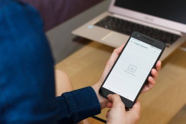 San Francisco, Abd - 22 Nisan 2019: Google Classroom uygulamasını kullanarak akıllı telefonu tutan kadın ellerine yakın. Açıklayıcı bir editoryal resim