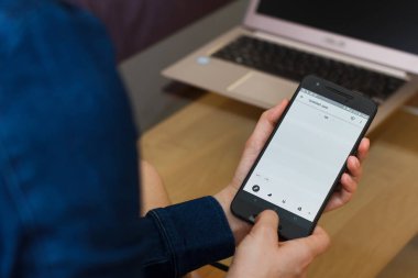 San Francisco, Abd - 22 Nisan 2019: Google Jamboard uygulamasını kullanarak akıllı telefonu tutan kadın ellerine yakın. Açıklayıcı bir editoryal resim