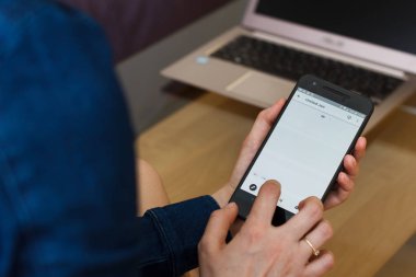 San Francisco, Abd - 22 Nisan 2019: Google Jamboard uygulamasını kullanarak akıllı telefonu tutan kadın ellerine yakın. Açıklayıcı bir editoryal resim